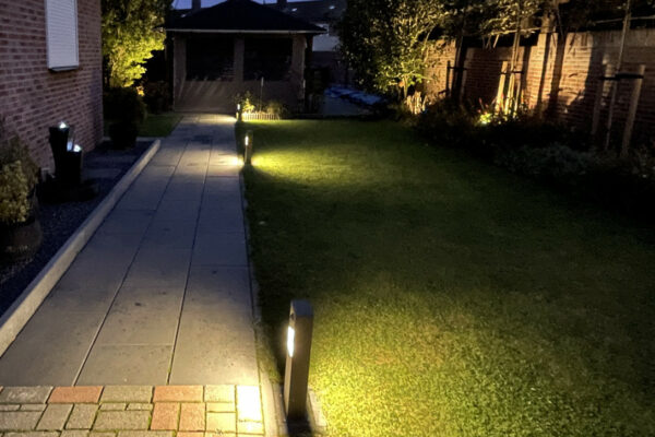 Beleuchteter Garten bei Nacht